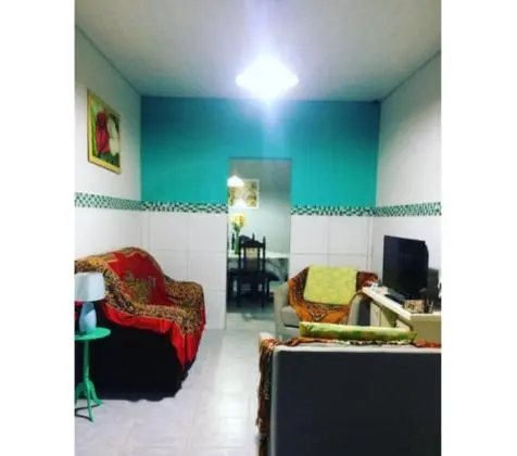 Vende-se uma casa em Candeias.