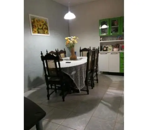 Vende-se uma casa em Candeias.