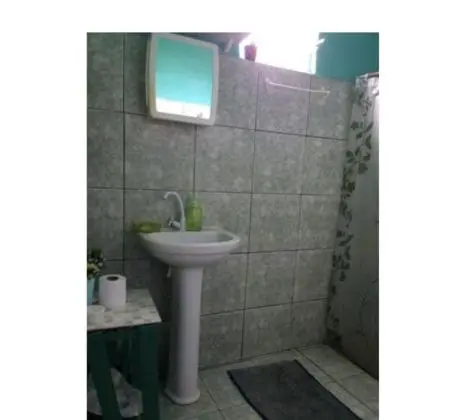 Vende-se uma casa em Candeias.