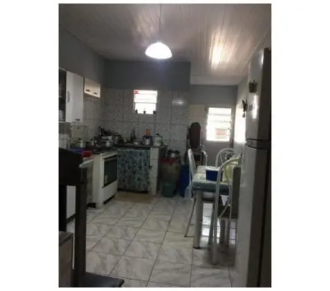 Vende-se uma casa em Candeias.