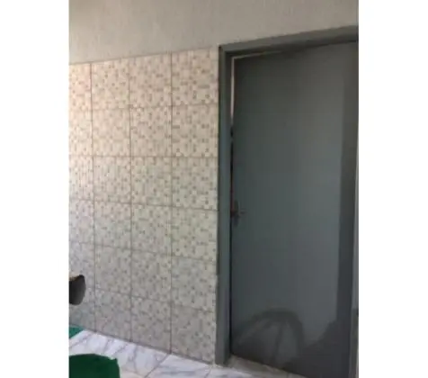 Vende-se uma casa em Candeias.