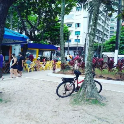 Apartamento Loft impecável há duas quadras da Praia das Pitangueiras no Guarujá