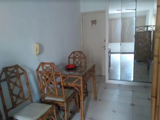 Apartamento Loft impecável há duas quadras da Praia das Pitangueiras no Guarujá