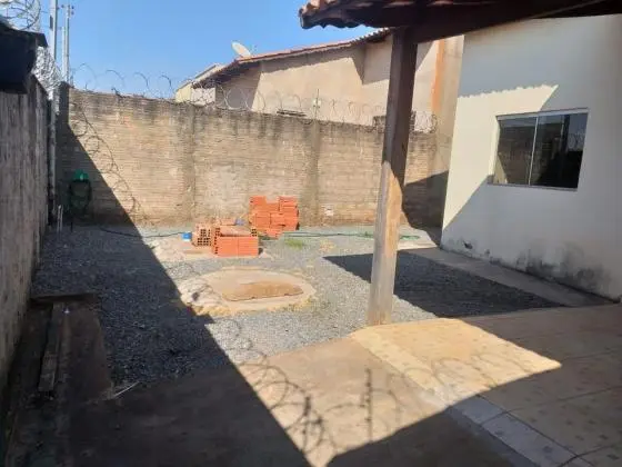 GRANDE OPORTUNIDADE CASA DE 200 m2 EM GOIÂNIA COM 3 QUARTOS 1 SUITE
