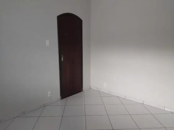 Alugo casa 2º pavimento