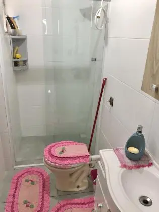 Casa de 02 quartos em condomínio fechado na praia brava
