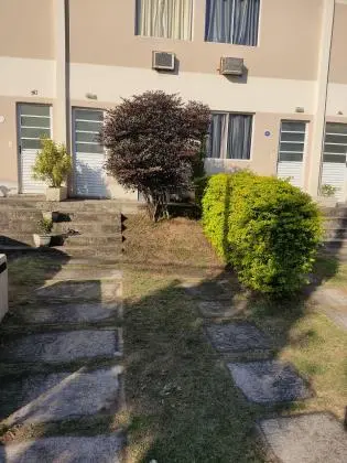 Vendo Casa Duplex com 2 quartos, banheiro, lavabo, sala, cozinha
