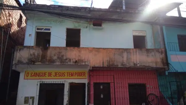 Vendo uma casa com a laje.