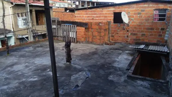 Vendo uma casa com a laje.