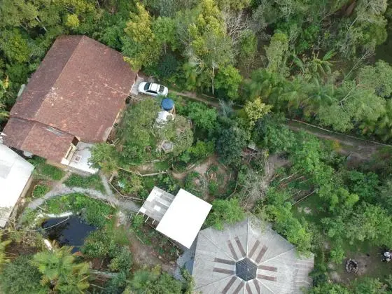 Sitio com casas, rio, natureza, agua pura