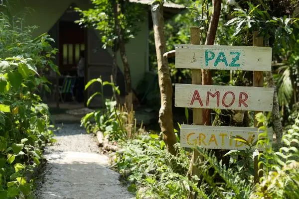 Sitio com casas, rio, natureza, agua pura