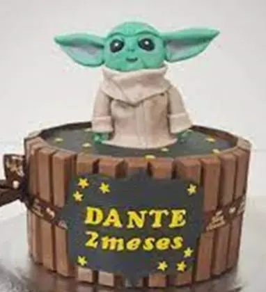 Bolo Baby Yoda com Kit Kat e Pasta Americana - Essence-Candy