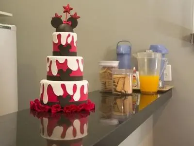 Bolo da Minnie 3 Andares Vermelho com Detalhes Branco, Saia sw Crepom Vermelho e Topo com a Cabeça da Minnie