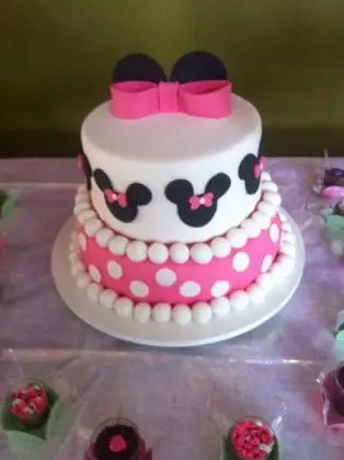 Bolo da Minnie Baranco e Rosa com Rostinhos e Bolinhas Brancas, Laço Simples e Orelinha no Topo em Pasta Americana