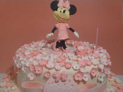 Bolo da Minnie Branco com Pequenas Flores em Diversos Tons de Rosa em Pasta Americana