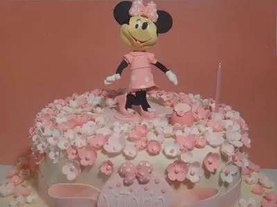 Bolo da Minnie Branco com Pequenas Flores em Diversos Tons de Rosa em Pasta Americana
