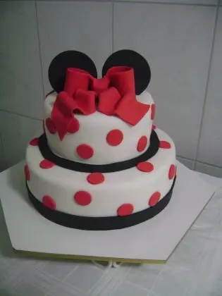 Bolo da Minnie Branco de 2 Andares com Bolinhas Verelhas e Laço e Orelinha e Barrado em Preto em Pasta Americana