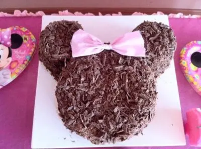 Bolo da Minnie com Formato do Rosto em Chantily com Cobertura de Raspa de Chocolate