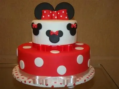 Bolo da Minnie de 2 Andares com Orelinhas, Laços e Bolinhas em Pasta Americana