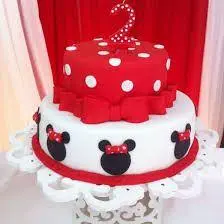 Bolo da Minnie de 2 Andares em Pasta Americana com Laço Vermelho e Rostinhos