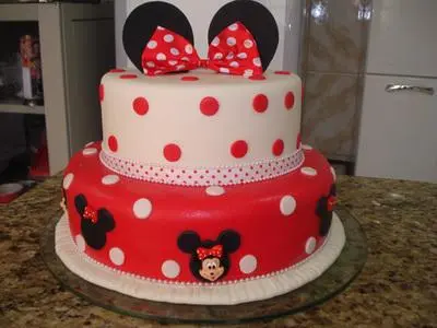 Bolo da Minnie de 2 Andares Vermelho e Branco com Bolinhas, Rostinho e Orelinha em Pasta Americana