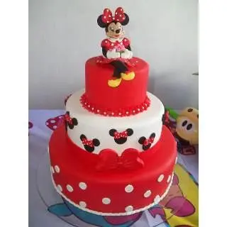 Bolo da Minnie de 3 Andares em Pasta Americana, Vermelho e Branco com Detalhes do Tema