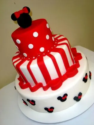 Bolo da Minnie de 3 Andares Branco, Vermelhos com Listras e Rostinhos em Pasta Americana