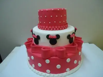 Bolo da Minnie de 3 Andares com Bolinha, Rostinhos, Laços e Florzinhas