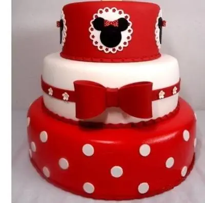 Bolo da Minnie de 3 Andares com Laço, Florzinhas, Faixa e Rostinhos em Pasta Americana