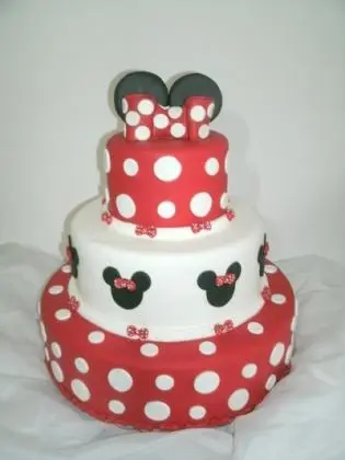 Bolo da Minnie de 3 Andares com Orelinha, Rostonhos, Laçinhos e Bolinhas em Pasta Americana