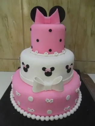 Bolo da Minnie de 3 Andares Rosa e Branco em Pasta Americana