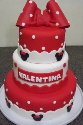 Bolo da Minnie de 3 Andares Vermelho, Branco com Laço no Topo, Bolinhas e Rostinhos em Pasta Americana