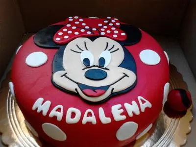 Bolo da Minnie em Pasta Americana com o Rosto da Minnie, Nome e Bolinhas para Decorar