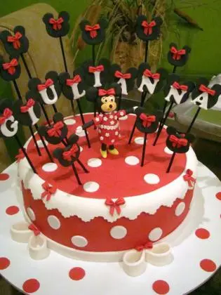 Bolo da Minnie em Pasta Americana Vermelho com Laços, Bolinhas e Rostinhos como Tooper