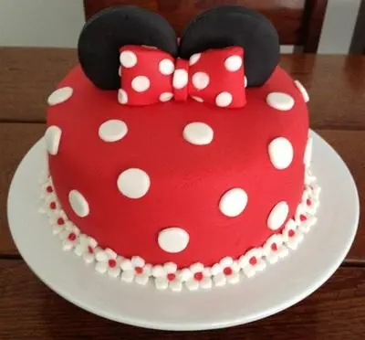 Bolo da Minnie Simples em Pasta Americana com Florzinhas, Bolinhas, Laço e Orelinha
