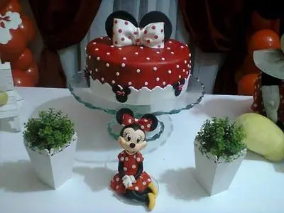 Bolo da Minnie Simples, Vermelho com Barrado Branco, Bolinhas Brancas, Laço Branco e Orelinha