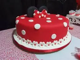 Bolo da Minnie Vermelho com Florzinhas Brancas, Bolinha, Laço Pequeno Vermelho e Orelinha Preta em Pasta Americana