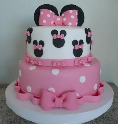 Bolo da Rosa e Branco da Minnie com detalhes em Bolinhas Brancas, Laçinhos, Rostinhos e Orelinhas