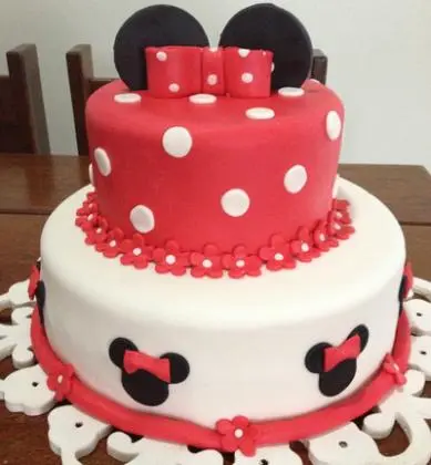 Bolo de 2 Andares da Minnie com Florzinhas Vermelhas, Bolinhas Brancas, Laço, Rostinhos e Orelinha em Pasta Americana