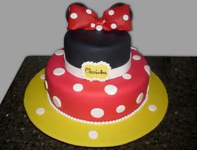 Bolo de 2 Andares da Minnie em Vermelho e Preto com Laço Vermelho em Pasta Americana