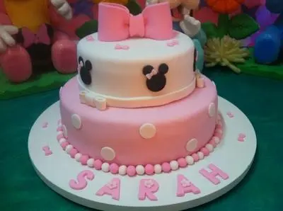 Bolo de 2 Andares da Minnie Rosa com Branco com Laçinho Rosa, Rostinhos e Bolinhas em Pasta Americana
