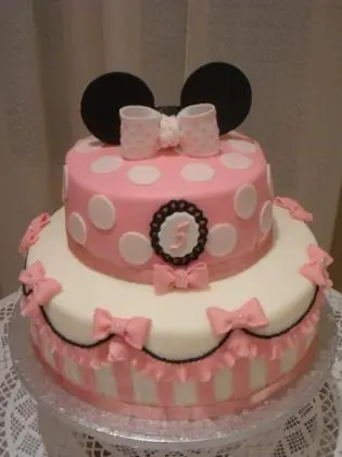 Bolo de 2 Andares da Minnie Salmão com Branco com Babado, laços e Orelinha em Pasta Americana