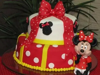 Bolo de 2 Andares da Minnie Vermelho, Branco, Amarelo com Laço em Pasta Americana