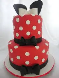Bolo de 2 Andares da Minnie Vermelho com Bolinhas Brancas e Laço Preto com Orelinhas no Topo
