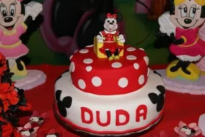 Bolo de 2 Andares em Pasta Americana, Branco e Vermelho