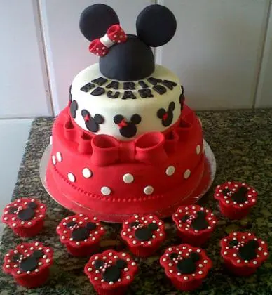 Bolo de 2 Andares Vermelho e Branco com Bolinhas, Laço, Rostinhos e Cabeça com Laço no Topo