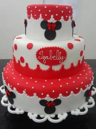 Bolo de 3 Andares da Minnie com Babado Branco, Bolinhas e Rostinhos em Pasta Americana