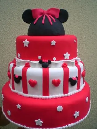 Bolo de 3 Andares da Minnie com Cabeça no Topo em Pasta Americana
