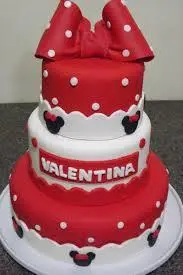 Bolo de 3 Andares da Minnie em Laço, Babado e Bolinhas em Pasta Americana
