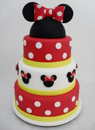 Bolo de 3 Andares da Minnie em Pasta Americana com Cabeço e Laço no Topo